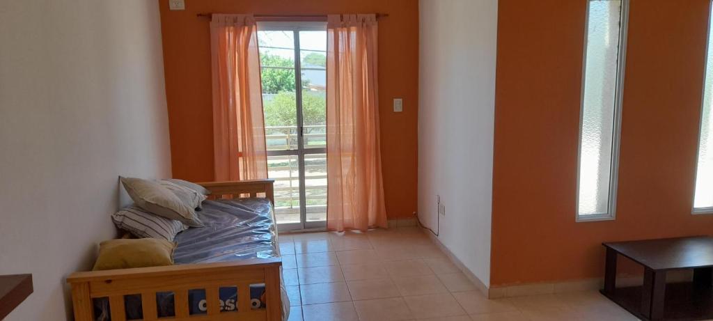 1 dormitorio con cama y ventana grande en Tu destino2 en Colón