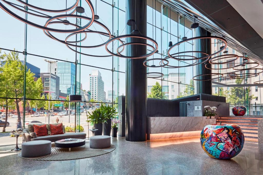 een lobby met uitzicht op de stad bij Four Points by Sheraton Seoul Gangnam in Seoul