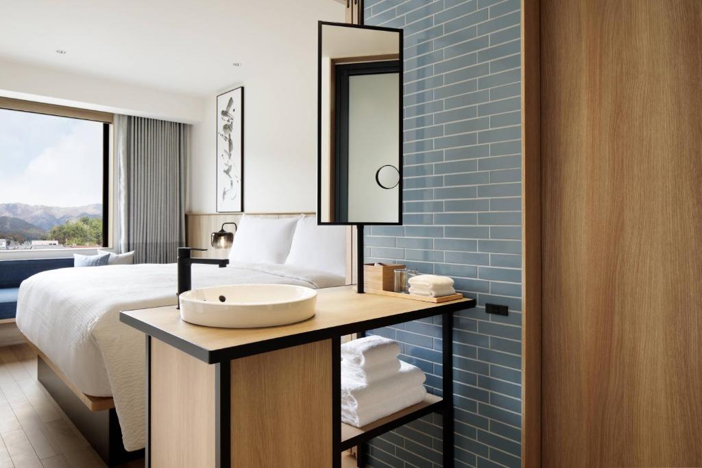 Postel nebo postele na pokoji v ubytování Fairfield by Marriott Mie Okuise Odai
