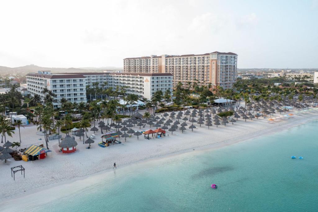 - une vue aérienne sur une plage dotée de chaises et de parasols dans l'établissement Marriott's Aruba Surf Club, à Palm-Eagle Beach