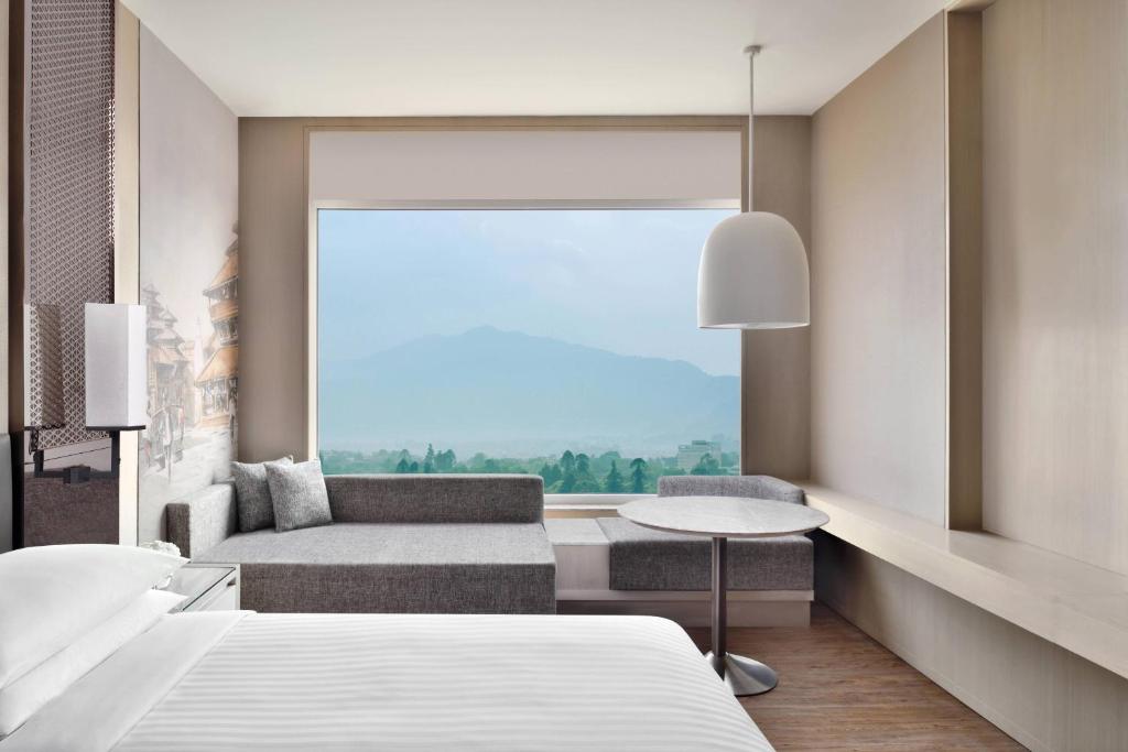 Postel nebo postele na pokoji v ubytování Kathmandu Marriott Hotel