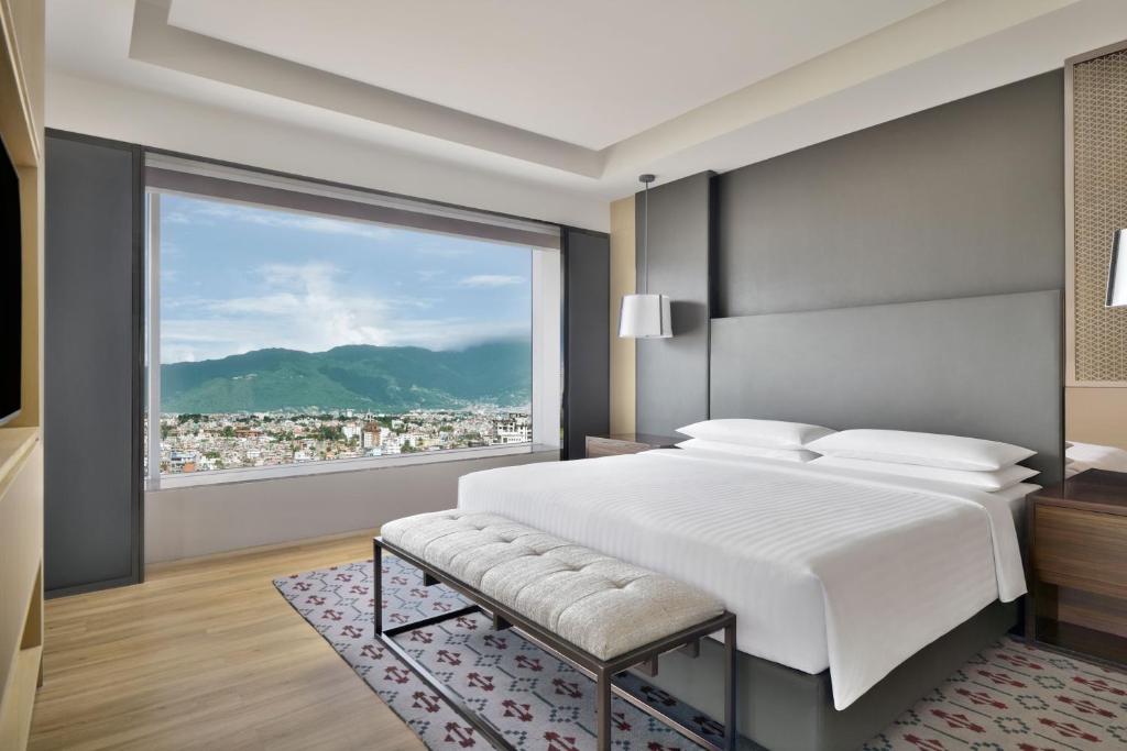 Nespecifikovaný výhled na hory nebo výhled na hory při pohledu z hotelu