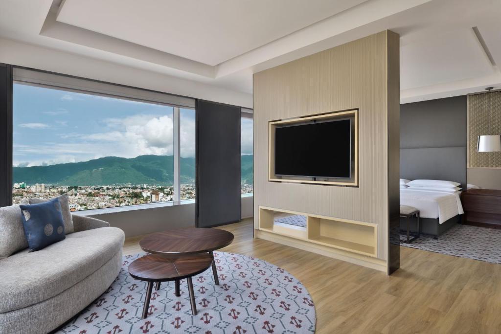 TV a/nebo společenská místnost v ubytování Kathmandu Marriott Hotel