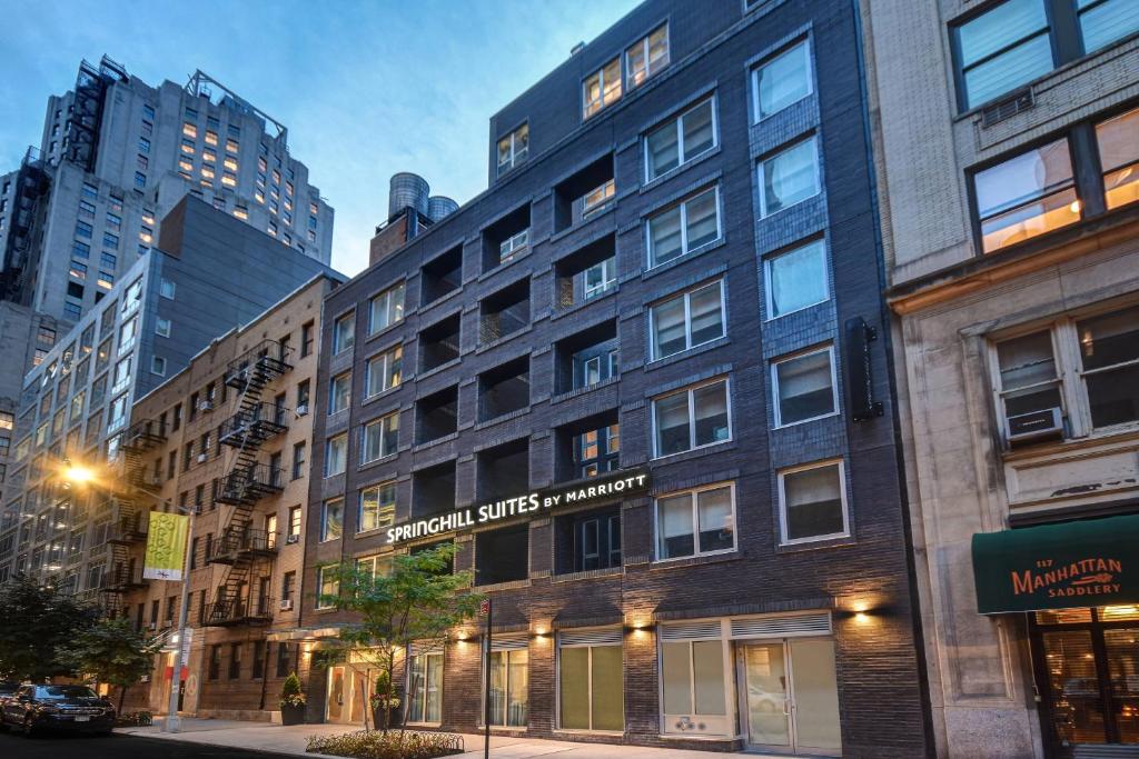 ein Gebäude in einer Stadtstraße mit hohen Gebäuden in der Unterkunft SpringHill Suites by Marriott New York Midtown Manhattan/Park Ave in New York