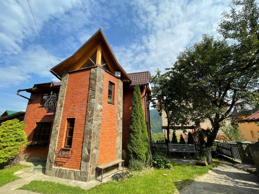 una piccola casa di mattoni con tetto di gambero di Girske Povitria Cottage a Jaremče