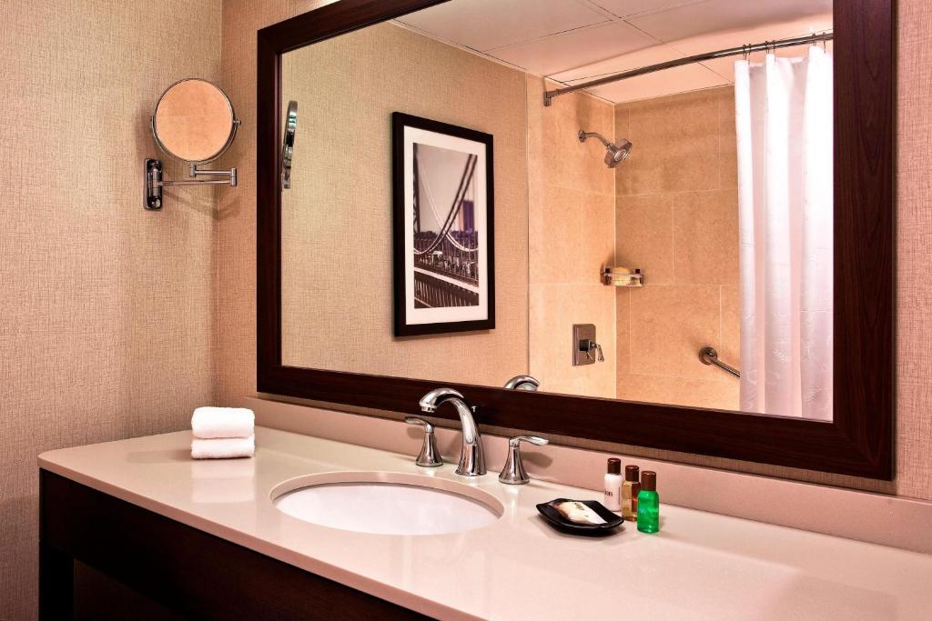 Koupelna v ubytování Sheraton Parsippany Hotel