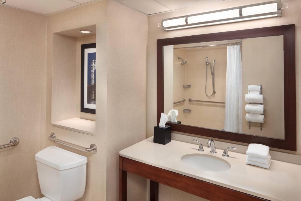 Koupelna v ubytování Sheraton Parsippany Hotel