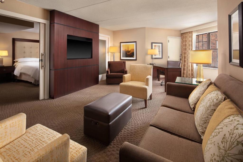 TV a/nebo společenská místnost v ubytování Sheraton Parsippany Hotel