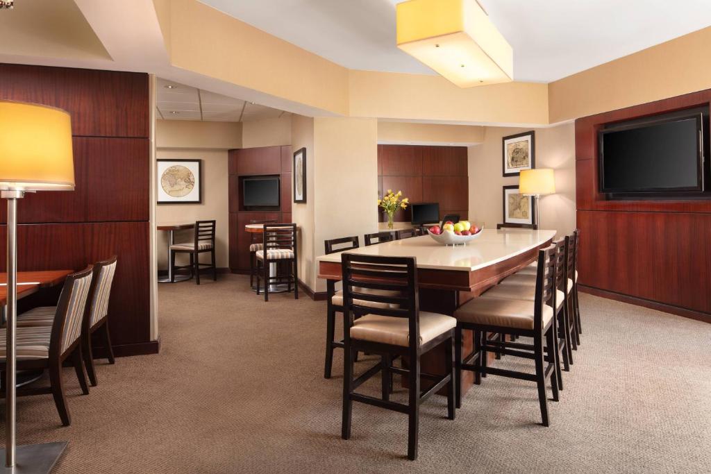 TV a/nebo společenská místnost v ubytování Sheraton Parsippany Hotel