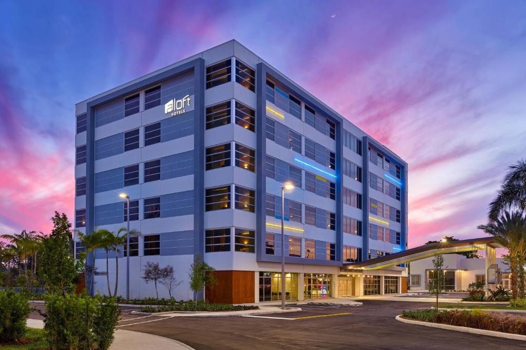 una imagen de un edificio de oficinas en Aloft Miami Airport, en Miami