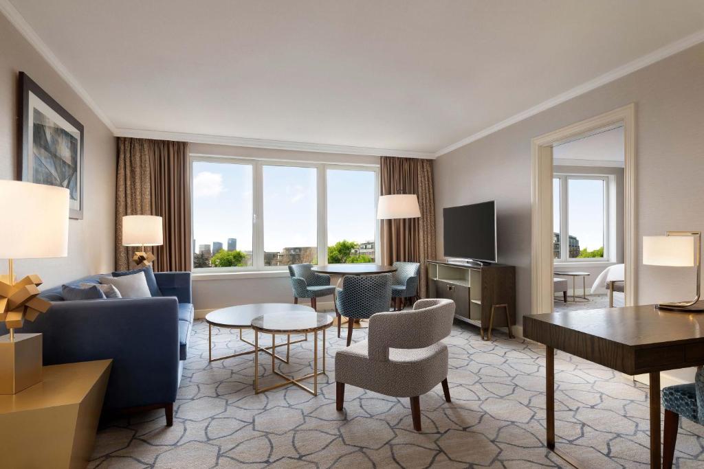 
Deluxe Suite, Club lounge access, 1 Bedroom Larger Suite
