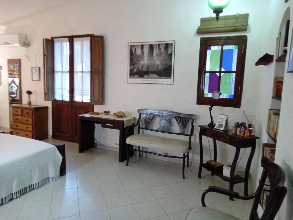 1 dormitorio con cama, escritorio y silla en Casa rústica en Santiago del Estero