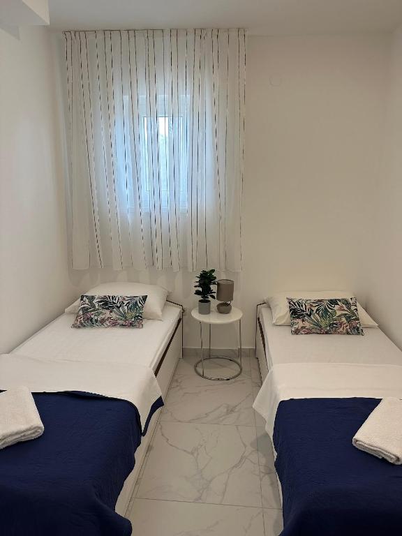 Posteľ alebo postele v izbe v ubytovaní Seaside apartments with a swimming pool Okrug Donji, Ciovo - 5244