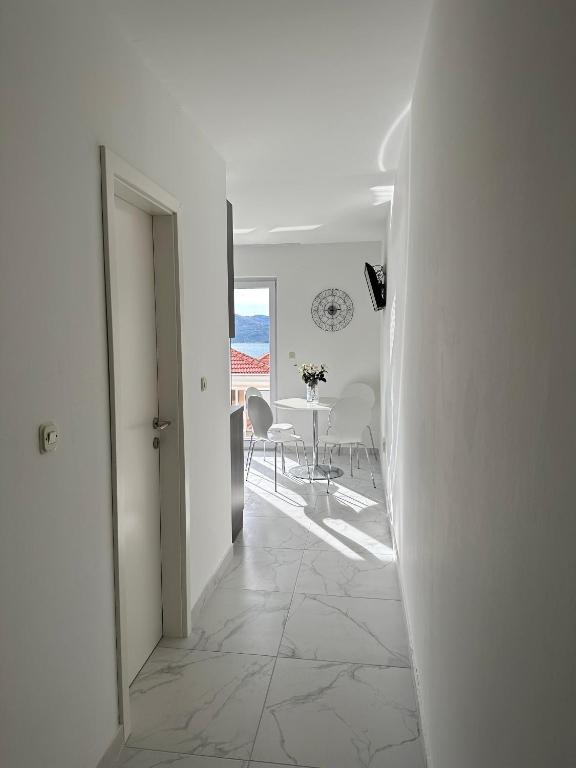 Posedenie v ubytovaní Seaside apartments with a swimming pool Okrug Donji, Ciovo - 5244