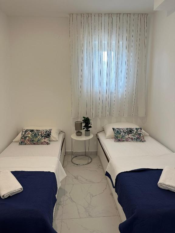 Posteľ alebo postele v izbe v ubytovaní Seaside apartments with a swimming pool Okrug Donji, Ciovo - 5244