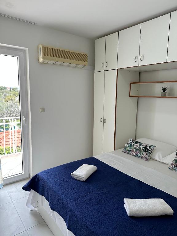 Posteľ alebo postele v izbe v ubytovaní Seaside apartments with a swimming pool Okrug Donji, Ciovo - 5244