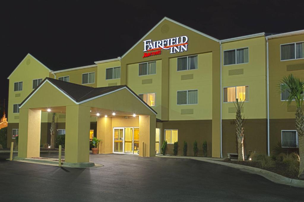 um parque de estacionamento em frente a um hotel à noite em Fairfield Inn by Marriott Pensacola I-10 em Pensacola