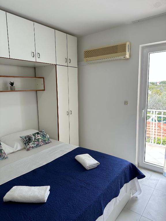 Posteľ alebo postele v izbe v ubytovaní Seaside apartments with a swimming pool Okrug Donji, Ciovo - 5244