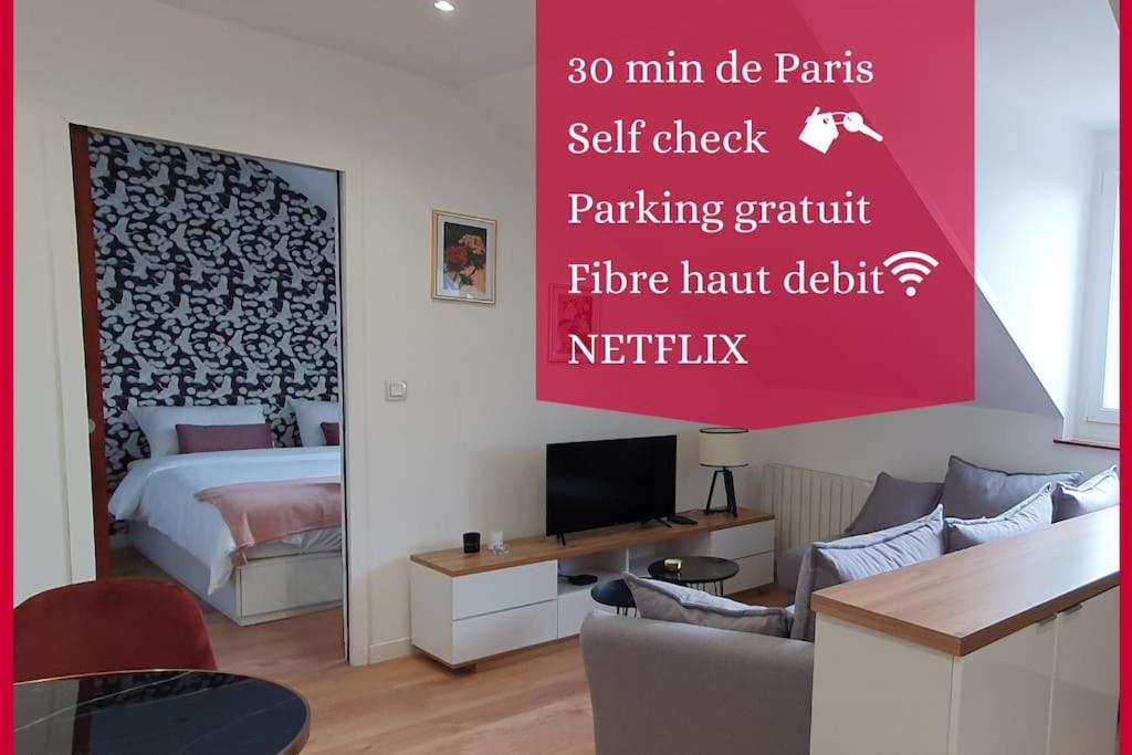 een kamer met een slaapkamer met een bed en een bureau bij Le Sakura Paris La Défence Versailles Wifi Commodités in Montesson
