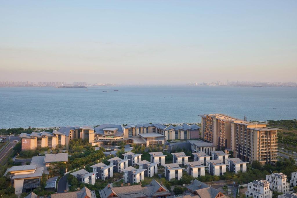 eine Luftansicht einer Stadt mit Häusern und Wasser in der Unterkunft Element Xiamen Tong'an in Xiamen