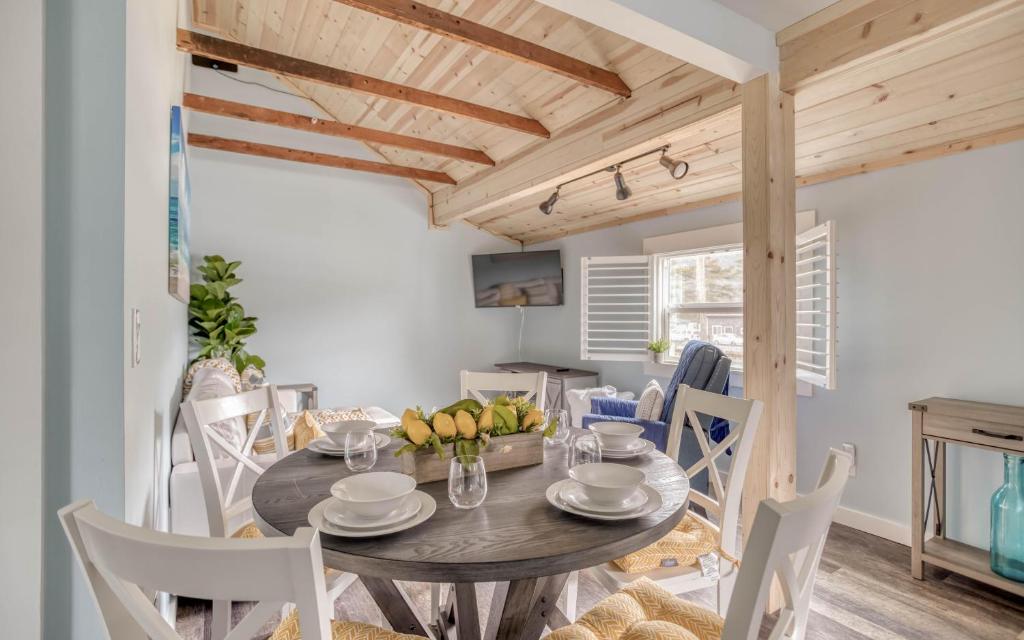 a dining room with a table and chairs at Driftwood - Meredith Lodging in Rockaway Beach