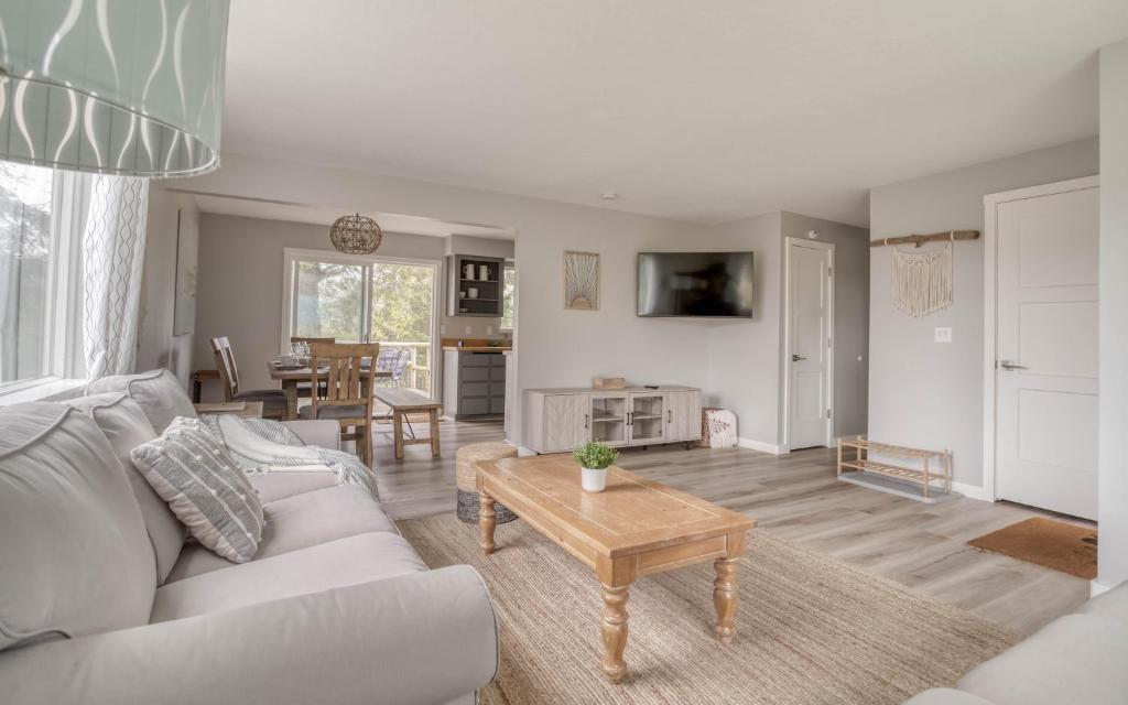 Et opholdsområde på Camp Street Cottage - Meredith Lodging