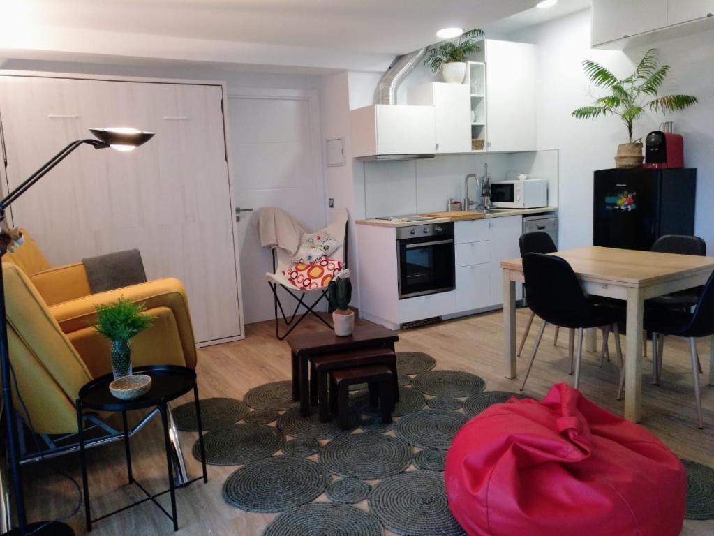 Kuchyňa alebo kuchynka v ubytovaní Casa Rocha Velha con terraza y piscina particular