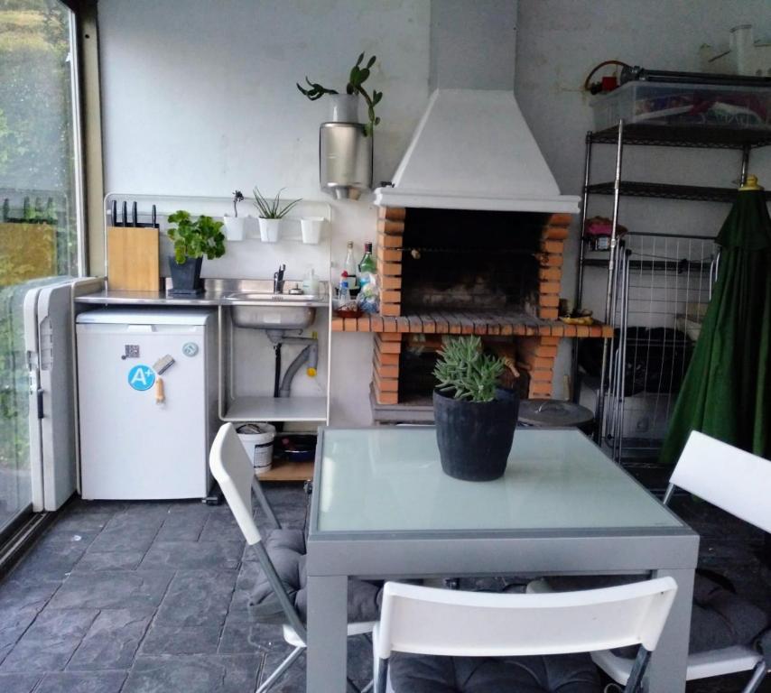 Kuchyňa alebo kuchynka v ubytovaní Casa Rocha Velha con terraza y piscina particular