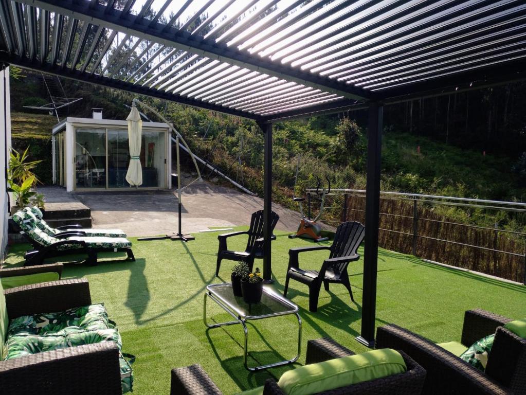 Vonkajšia záhrada v ubytovaní Casa Rocha Velha con terraza y piscina particular