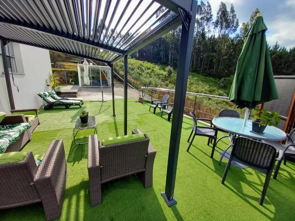 Vonkajšia záhrada v ubytovaní Casa Rocha Velha con terraza y piscina particular