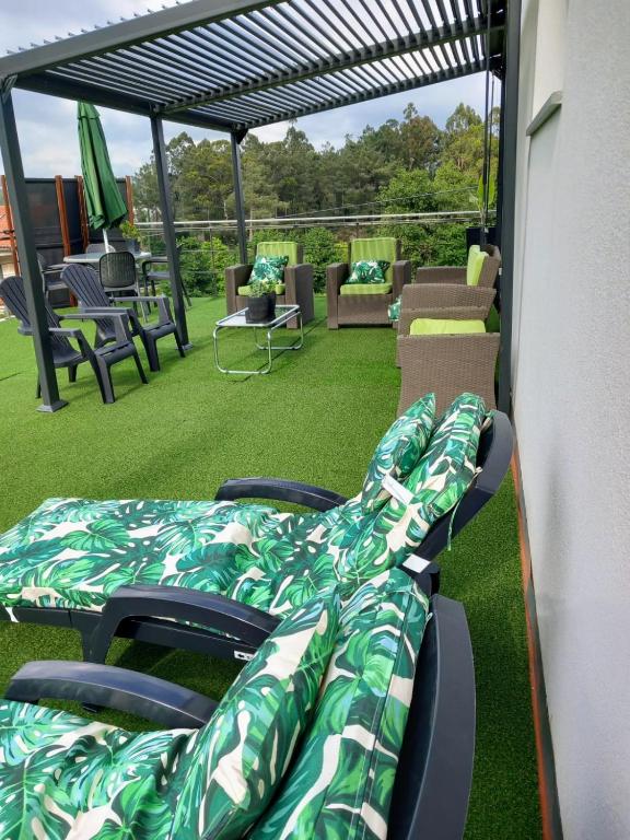 Vonkajšia záhrada v ubytovaní Casa Rocha Velha con terraza y piscina particular