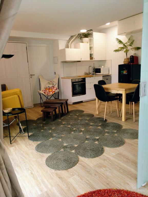 Kuchyňa alebo kuchynka v ubytovaní Casa Rocha Velha con terraza y piscina particular