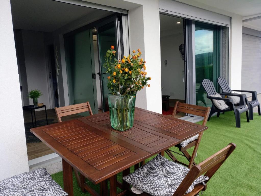 Posedenie v ubytovaní Casa Rocha Velha con terraza y piscina particular