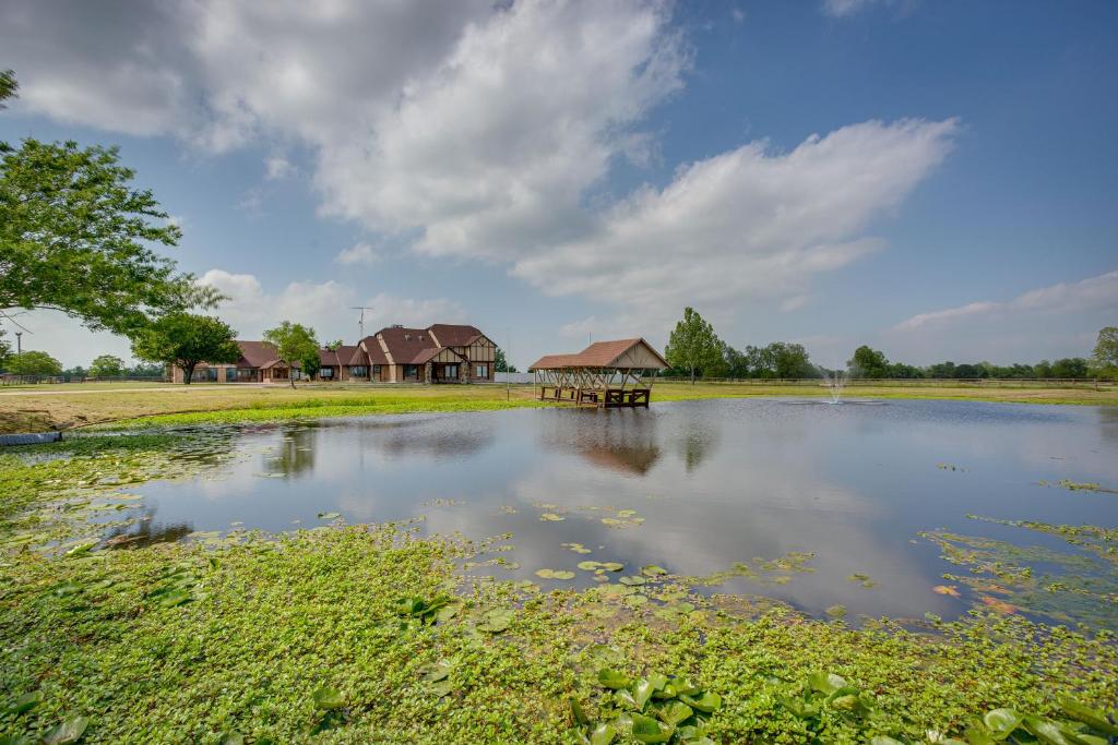 un gran estanque con casas en el medio en Texas Ranch Vacation Rental with Outdoor Pool!, en Commerce