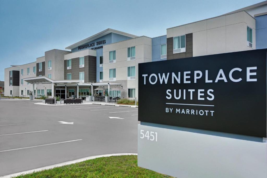 una vista de un hotel con un cartel para las suites del pueblo en TownePlace Suites by Marriott Sarasota/Bradenton West, en Bradenton