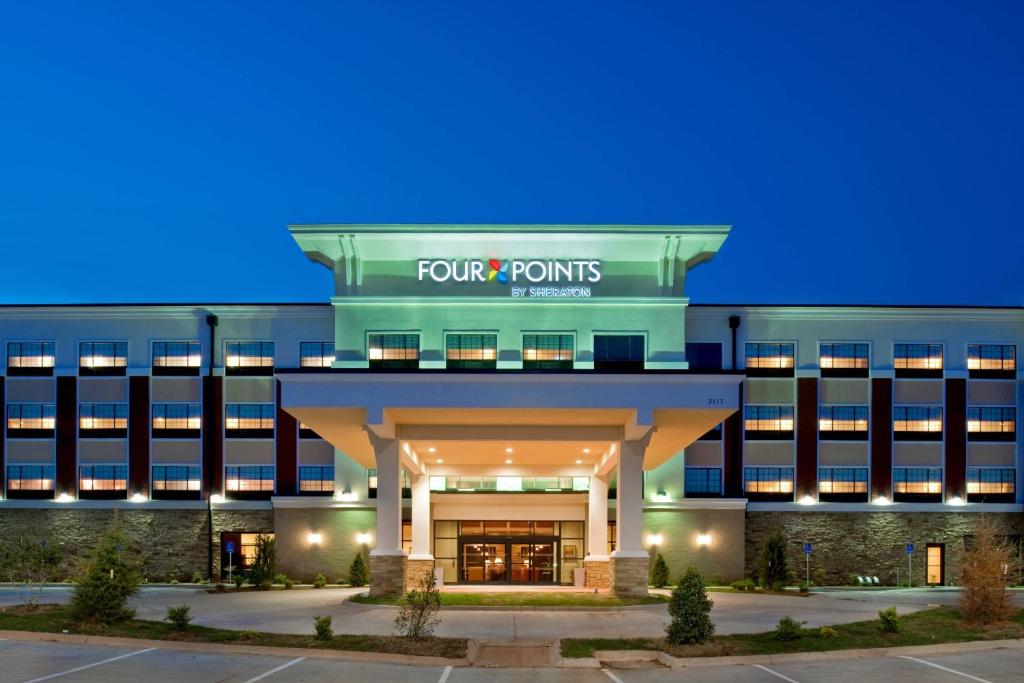 una vista frontal de un hotel de 4 puntos en Four Points by Sheraton Oklahoma City Quail Springs, en Oklahoma City