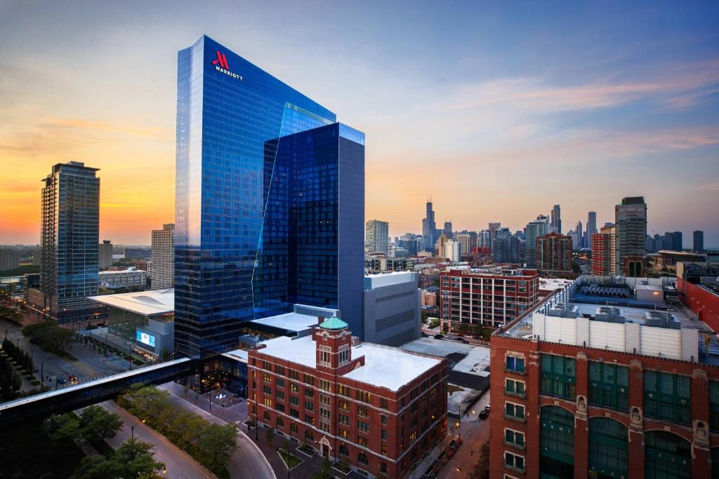 un edificio alto con vistas al perfil urbano en Marriott Marquis Chicago en Chicago