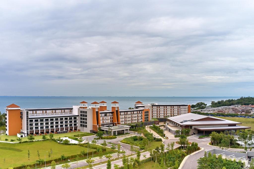 - une vue aérienne sur un complexe avec l'océan en arrière-plan dans l'établissement The Westin Desaru Coast Resort, à Desaru