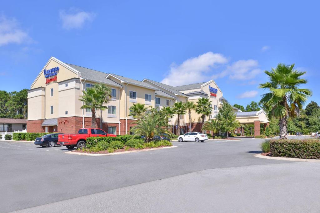 a hotel with cars parked in a parking lot at Fairfield Inn & Suites Kingsland in Kingsland