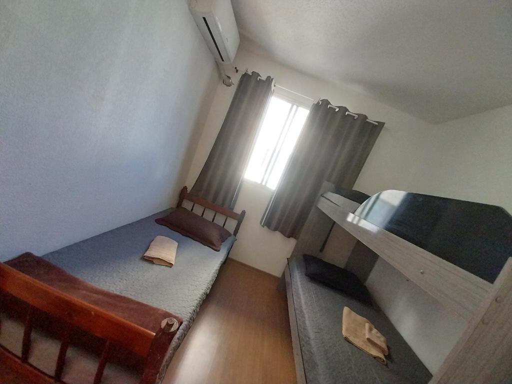 カンポス・ドス・ゴイタカゼスにあるGaia Campos Trevoの二段ベッド1組、窓が備わる小さな客室です。