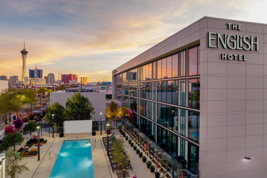 Cette chambre offre une vue sur l'hôtel Ambassade et dispose d'une piscine. dans l'établissement The ENGLiSH Hotel, Las Vegas, a Tribute Portfolio Hotel, à Las Vegas