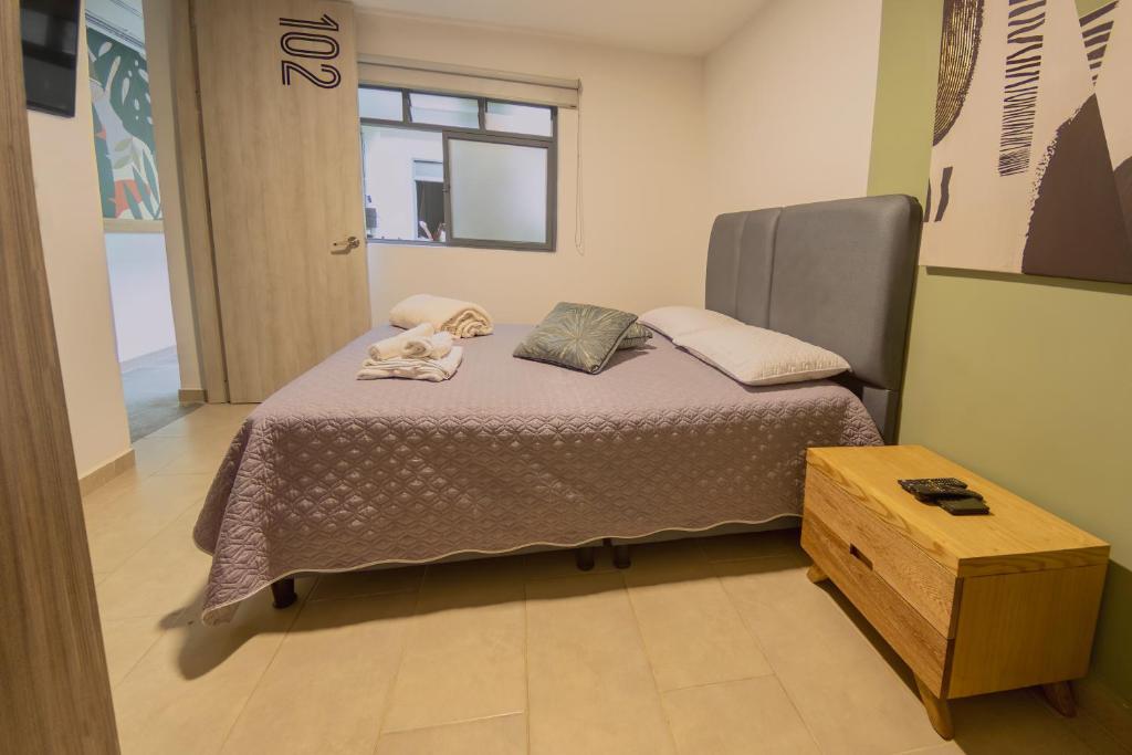 a bedroom with a bed in a room at Ventiuna Hotel y Coliving in Pereira