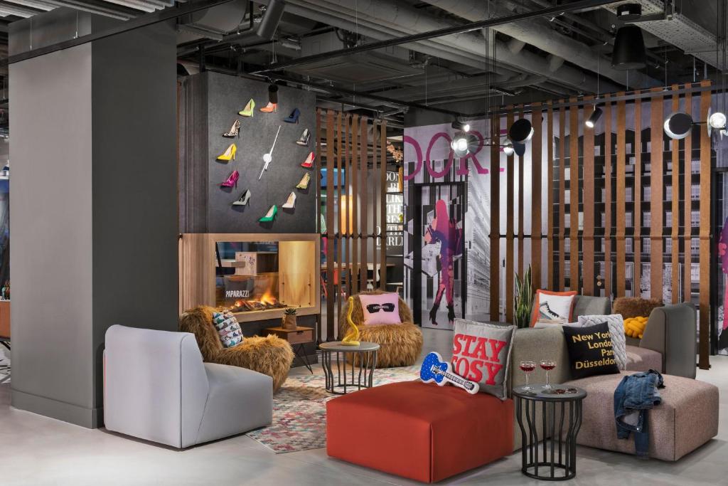 Moxy Duesseldorf City - Resim 12