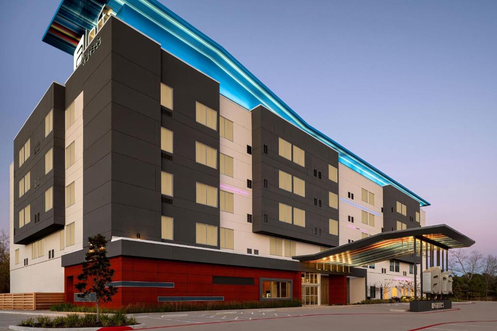 Aloft Houston Shenandoah - The Woodlands في شيناندواه: تقديم فندق بمبنى