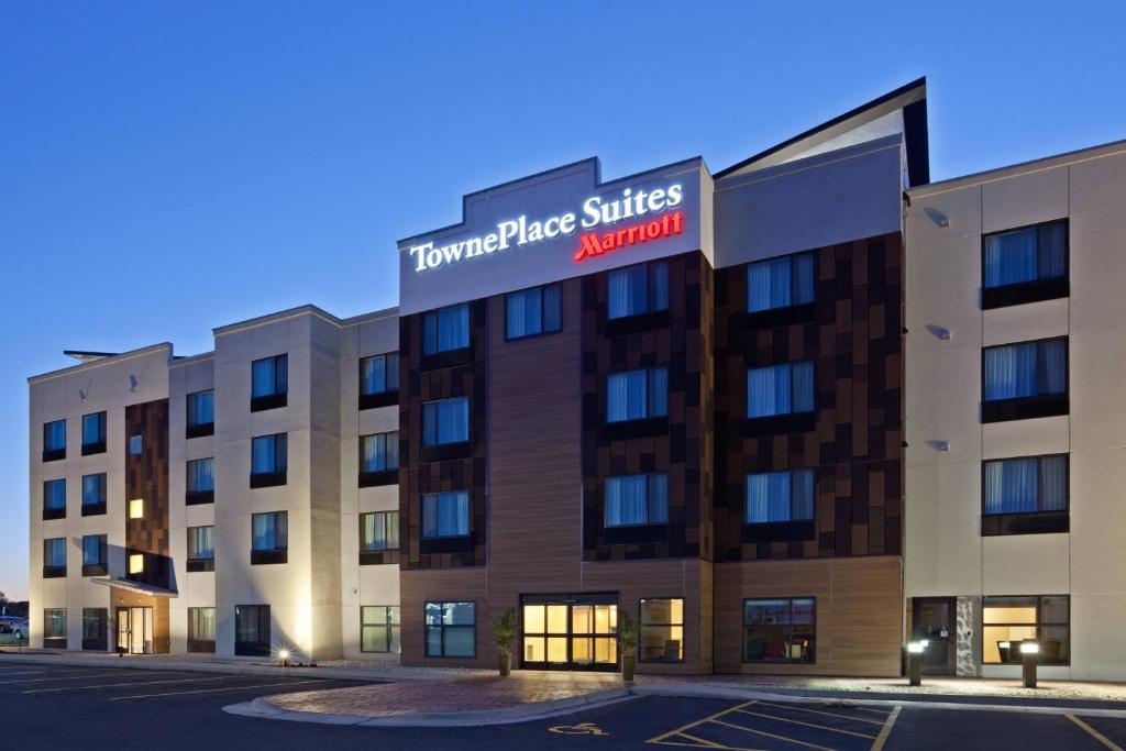 een weergave van de voorkant van het hotel plaats suites verankering bij TownePlace Suites by Marriott Sioux Falls South in Sioux Falls