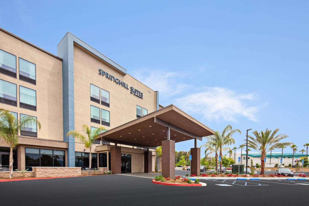 une représentation de l'avant d'un hôtel dans l'établissement SpringHill Suites by Marriott Escondido Downtown, à Escondido