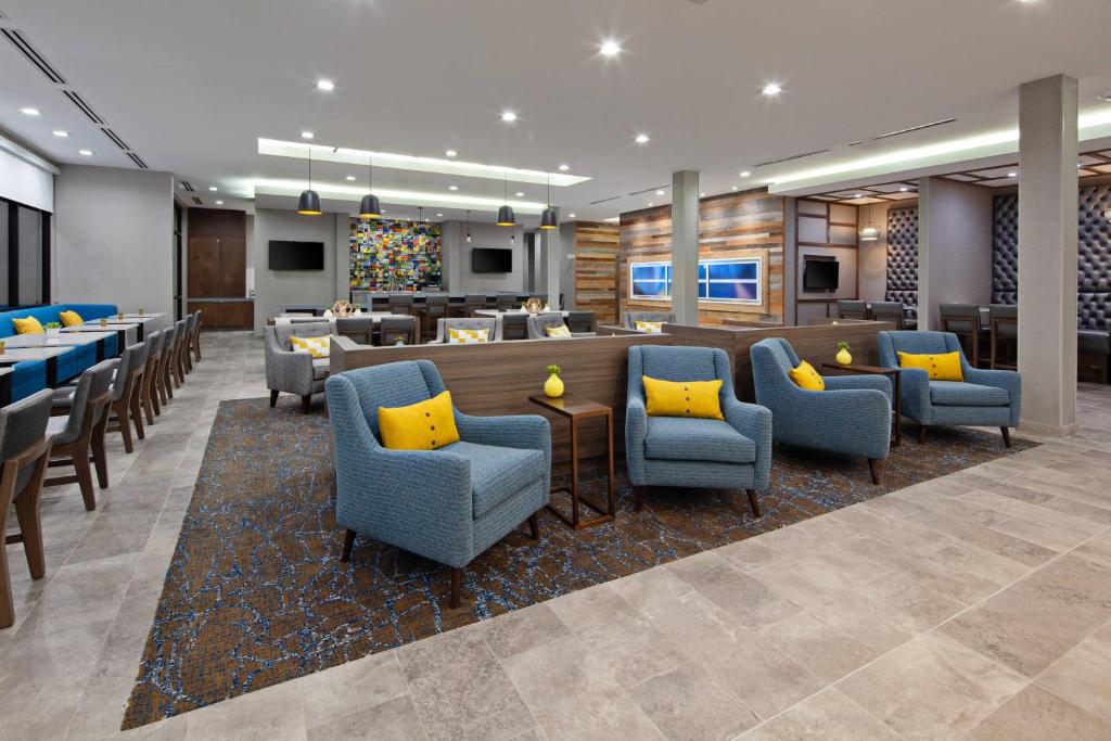 Posezení v ubytování SpringHill Suites by Marriott Escondido Downtown