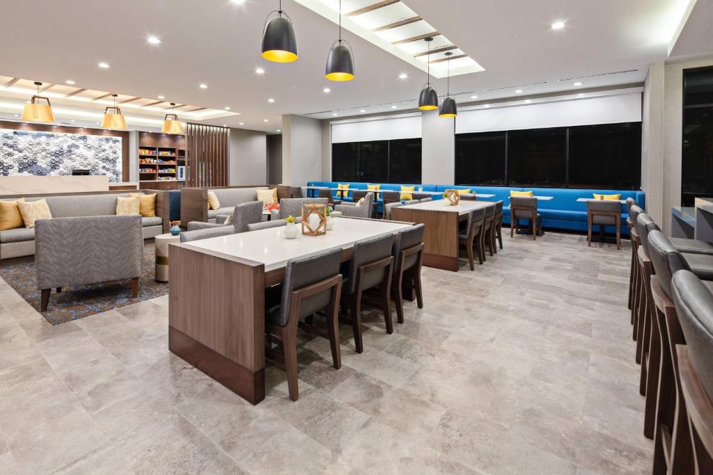 Posezení v ubytování SpringHill Suites by Marriott Escondido Downtown