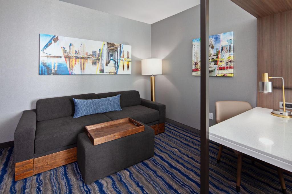 Posezení v ubytování SpringHill Suites by Marriott Escondido Downtown