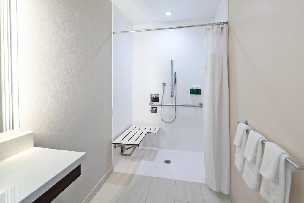 Postel nebo postele na pokoji v ubytování SpringHill Suites by Marriott Escondido Downtown